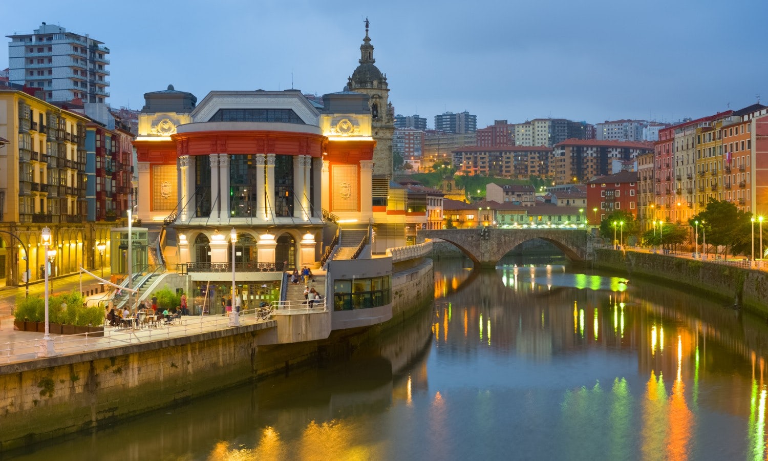 Bilbao Classic & Modern in boat Visit the most important monuments of the Villa and cross the great Bilbao