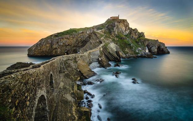 Splendor of the Biscay Coast  \"Tradition and Basque legends, paradises of the sea\"