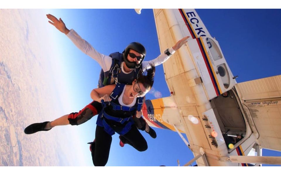 Madrid Skydiving: Fantastic Tandem Skydiving Experience Near Madrid