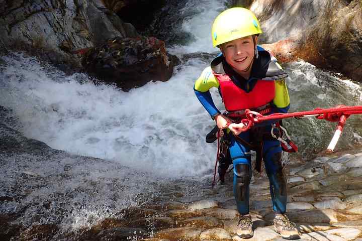 Guadalmira Canyoning: 3 Ore di Guadalmira Gorge Canyoning da Marbella