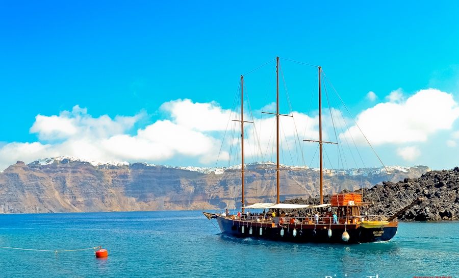 boat tour santorini volcano