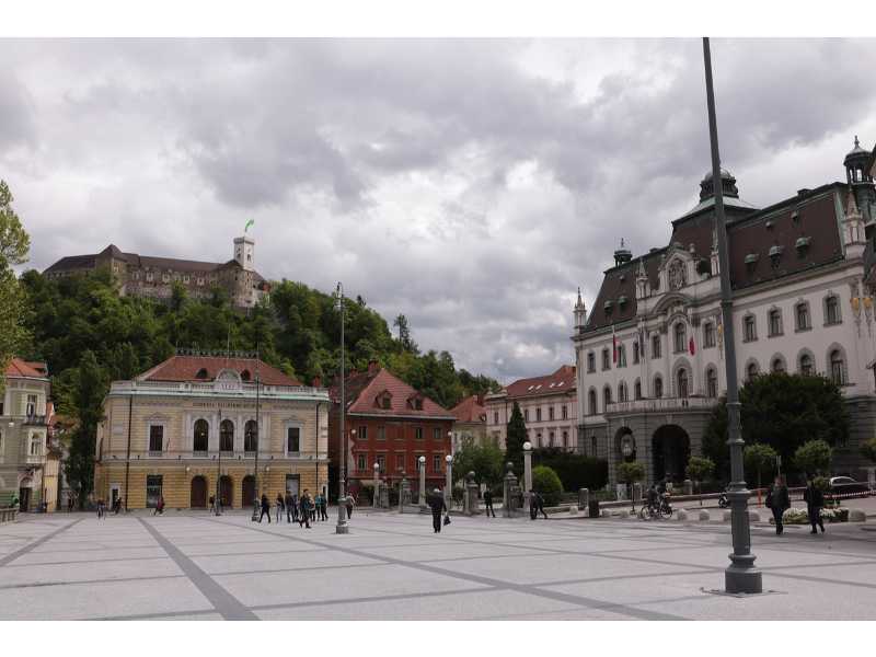 Full-day Trip from Zagreb to Postojna Cave, Predjama Castle and Ljubljana