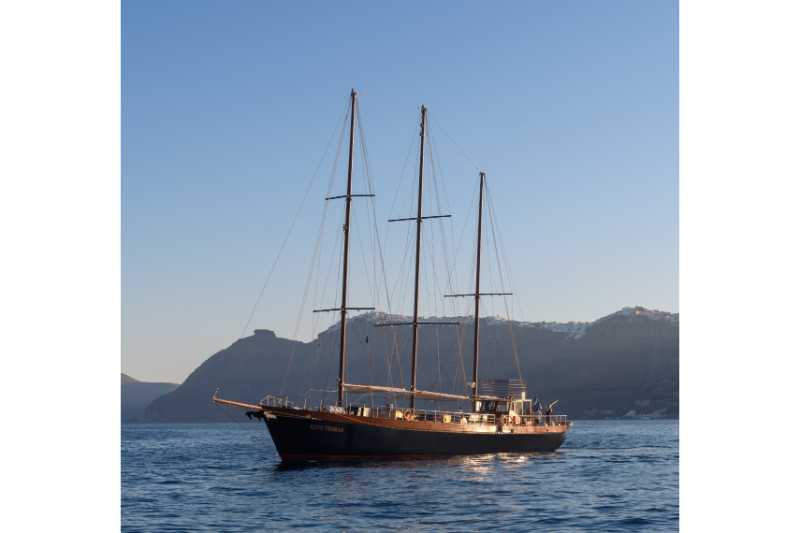 Santorini Sunset Cruise: 4-hour Santorini Sunset Cruise with Buffet Dinner