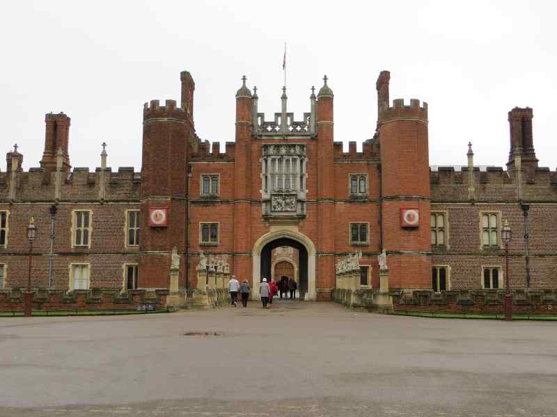 Hampton Court Palace: 4-hour Hampton Court Private Guided Tour from London