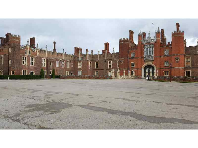 Hampton Court Palace: 4-hour Hampton Court Private Guided Tour from London