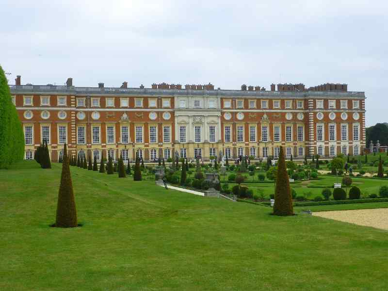 Hampton Court Palace: 4-hour Hampton Court Private Guided Tour from London