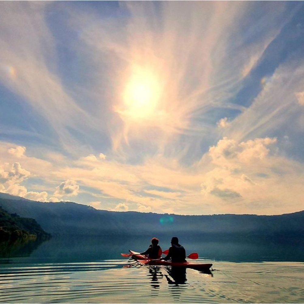 Rome Lake Albano Kayaking Tour & Wine tasting Experience