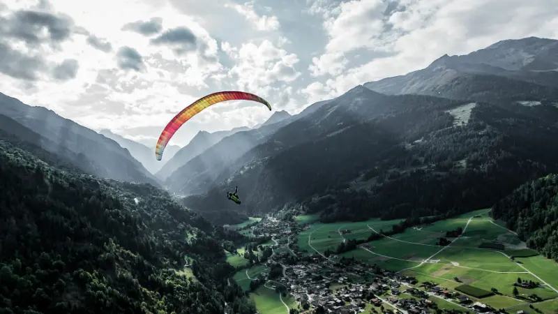 Verbier Paragliding: Helicopter Paragliding Flight over Verbier Summits for Experienced Pilots