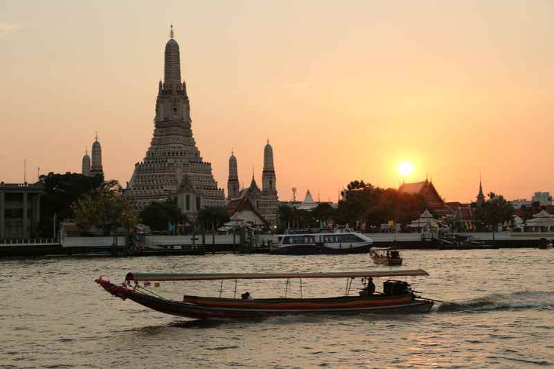 Bangkok Tour: 2-hour Bangkok Wat Arun, Royal Barge & Longtail Boat Tour