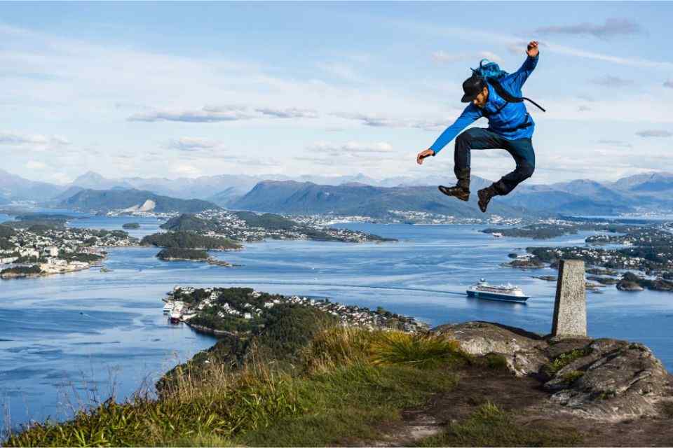 Alesund Activities: 6-hour Sea kayaking & Hiking Tour in Alesund