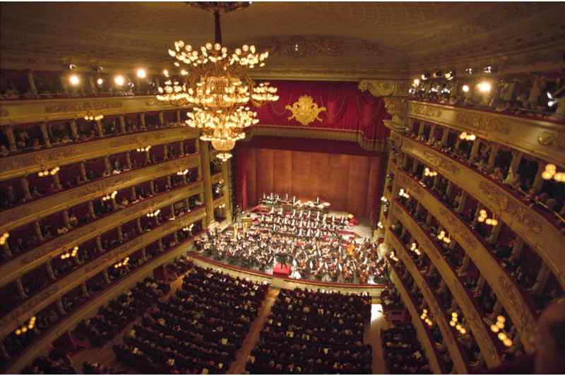 Duomo Milan Tour: 3.5-hour Duomo Cathedral and La Scala Theatre Skip the Line Tour