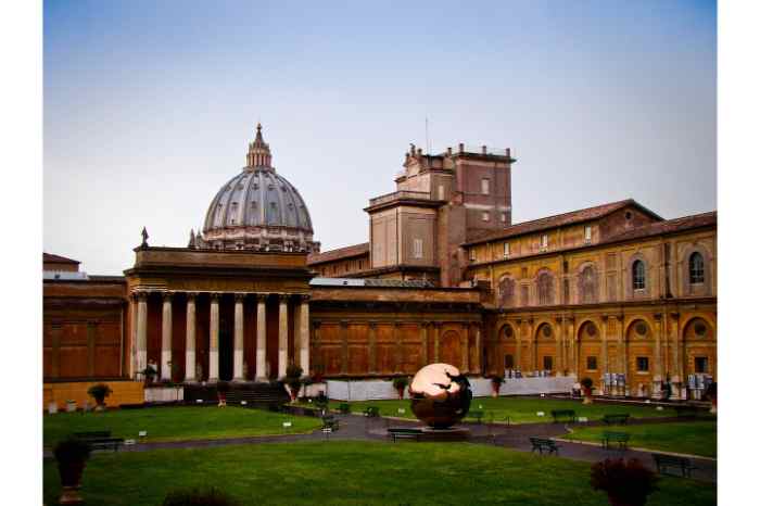 Vatican Museums Tour: 3-hour guided tour in the Vatican Museums and St Peter's Basilica