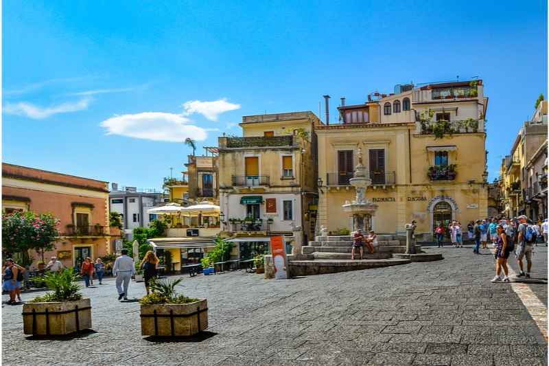 Etna Tour: Full-Day Etna and Taormina Tour from Catania 