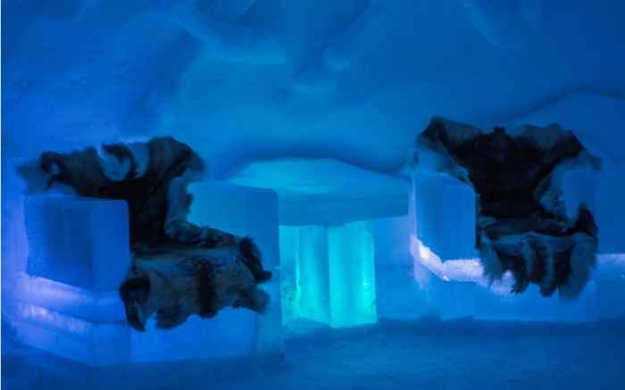 Tromsø Ice Domes: Overnight Stay with dog Sledding & Snowshoeing Included