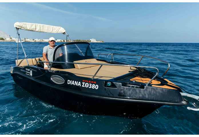 Santorini Boat Charter: 5-hour Speed Boat Charter around Santorini