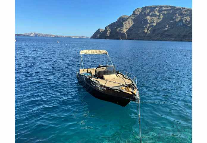 Santorini Boat Charter: 5-hour Speed Boat Charter around Santorini