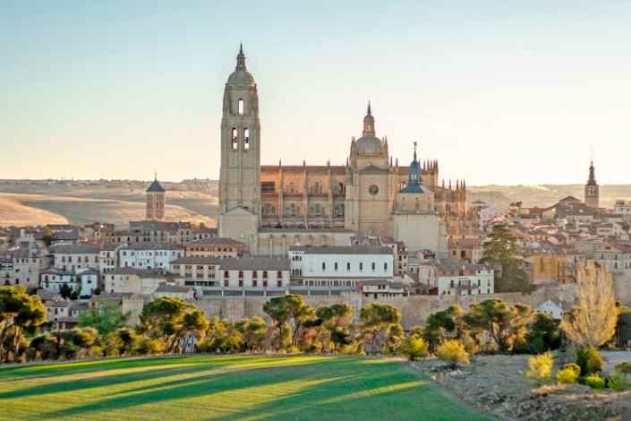 Segovia Hot Air Balloon: Full-day Hot Air Ballon Ride Over Segovia & Guided City Tour