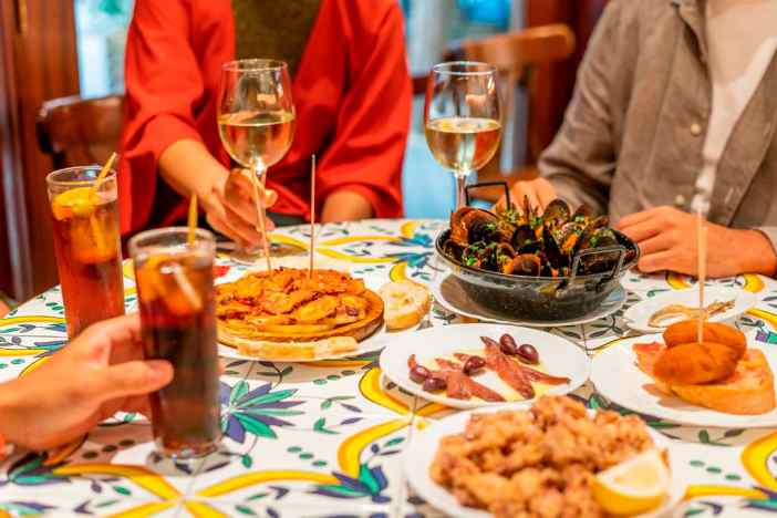 Barcelona Food Tour: 4-hour Barcelona Tapas Tour Through 3 Local Bars