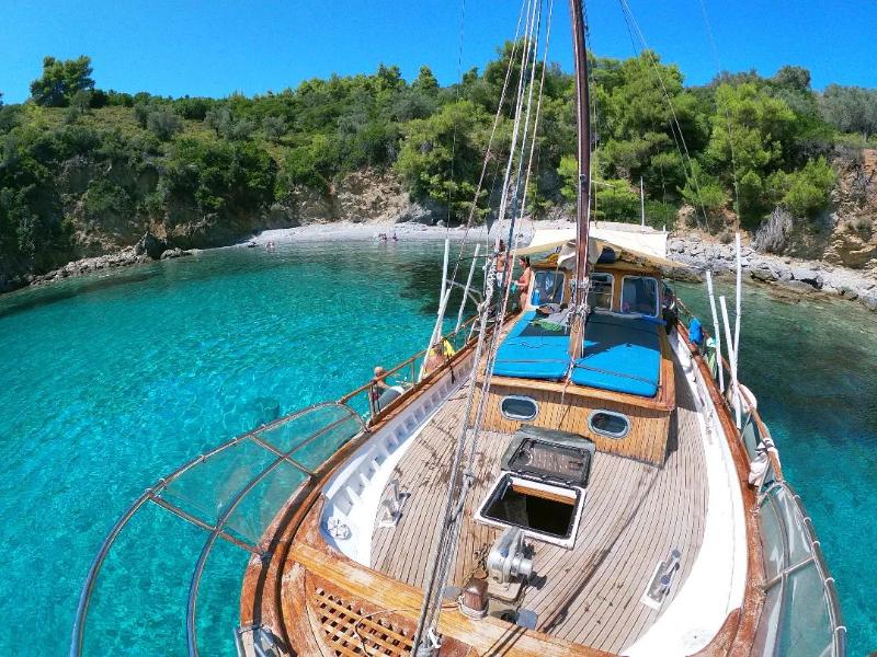 Skopelos Sunset Cruise: 3-hour Skopelos Sunset Cruise with Swim Stop, Drinks & Snacks to Alonissos