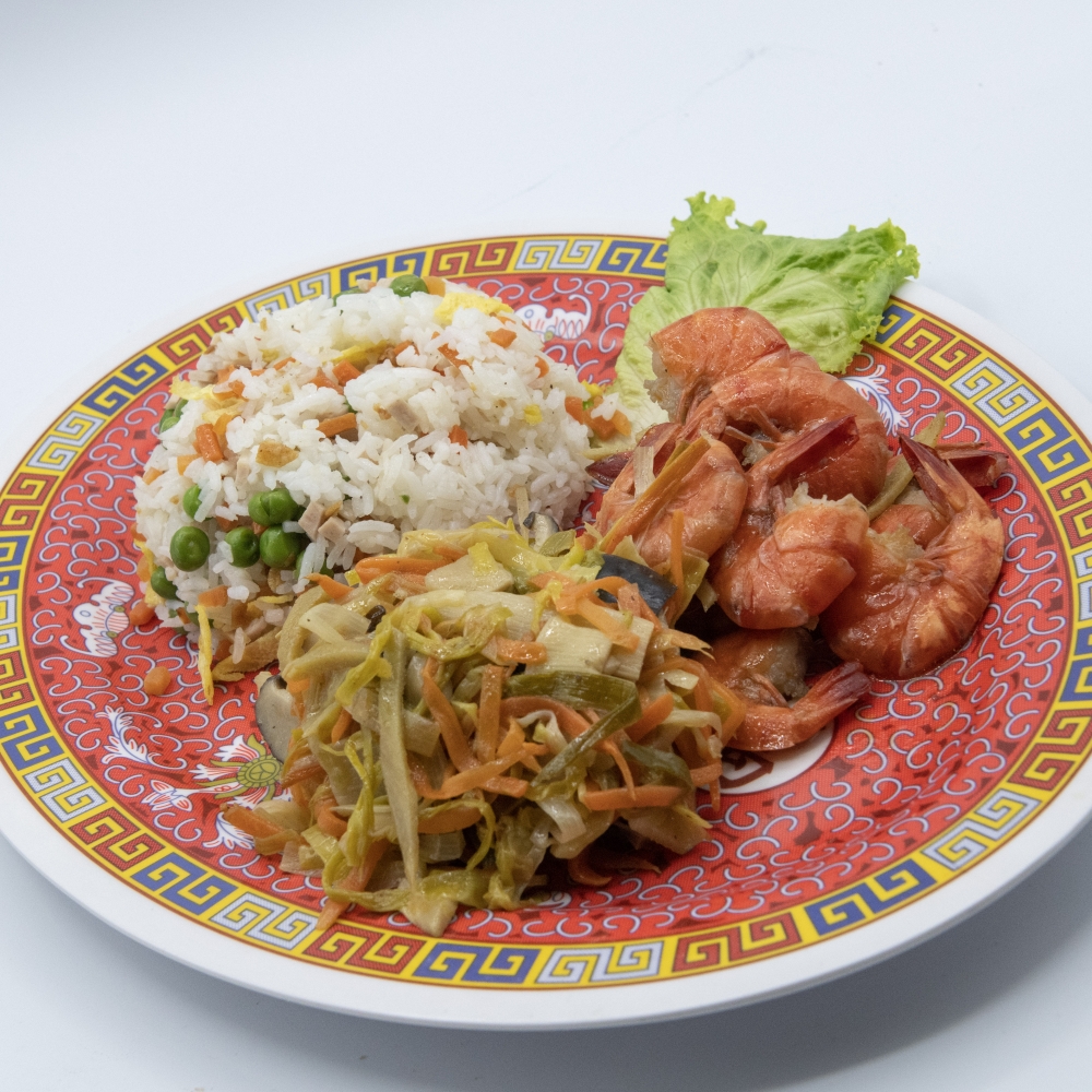 Assiette de riz cantonnais, crevettes et légumes sautés pour 2