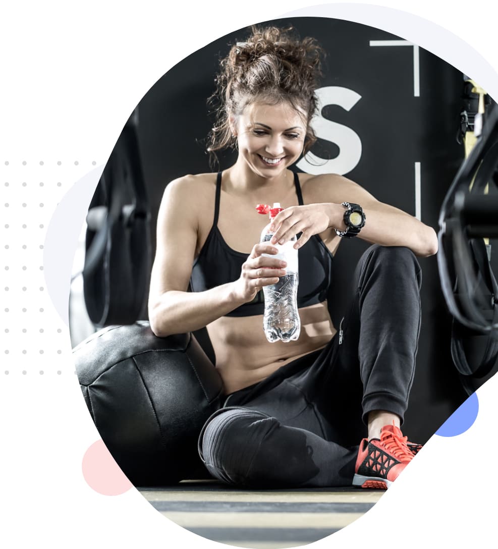 Une femme se repose pendant sa séance de sport