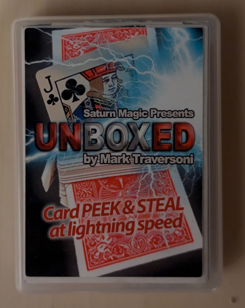 Unboxed (rouge) par Mark Traversoni