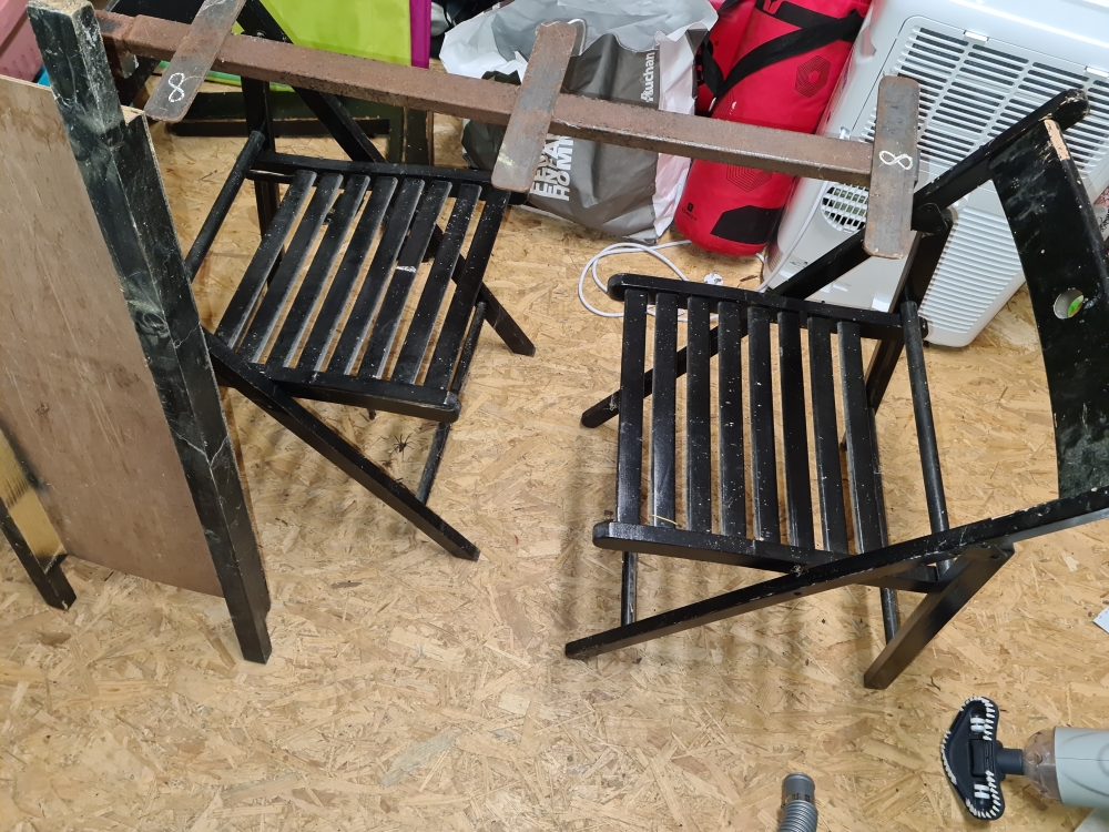 CATALEPSIE SUR CHAISES FOURNIE