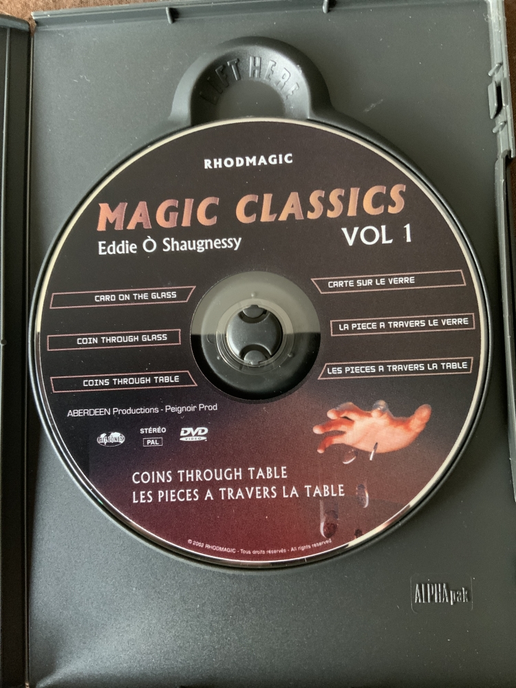 Magic Classics - les pieces à travers la table