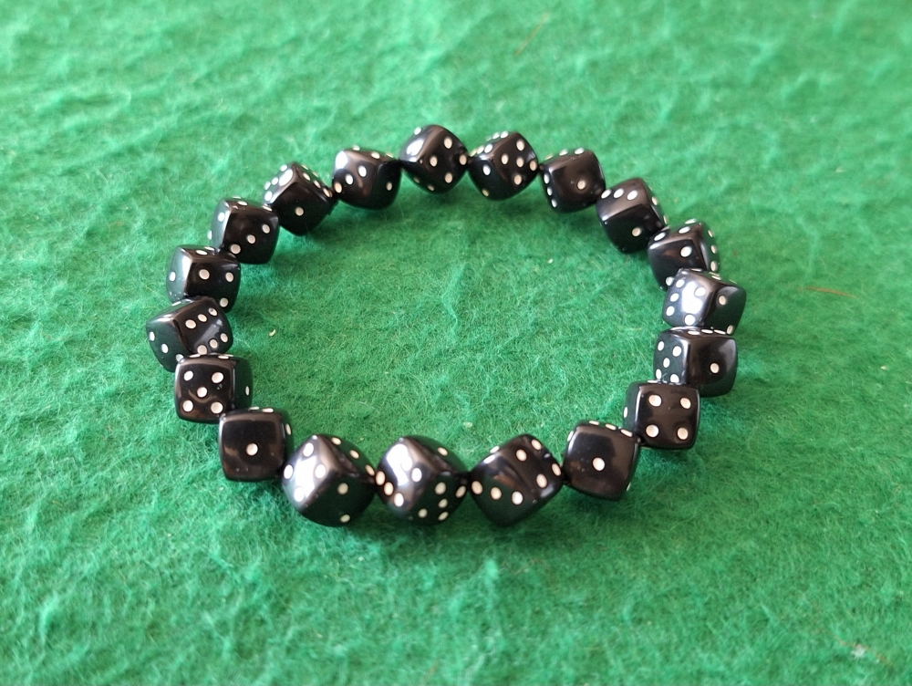 Bracelet avec des dés pour magicien