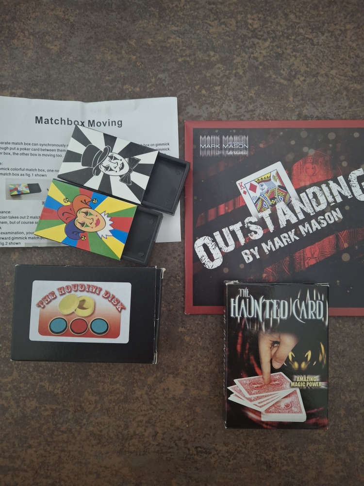 Outstanding, Haunted Card,+ cadeaux
