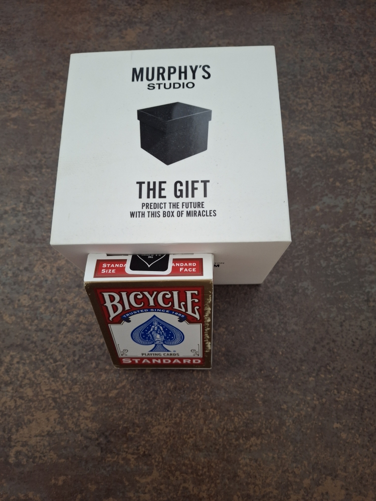 THE GIFT + cadeau 