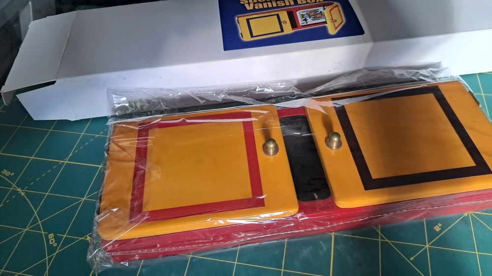 Sucker Card Vanish Box 