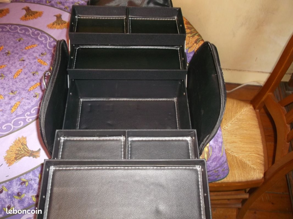 Valise de rangement à casiers articulés