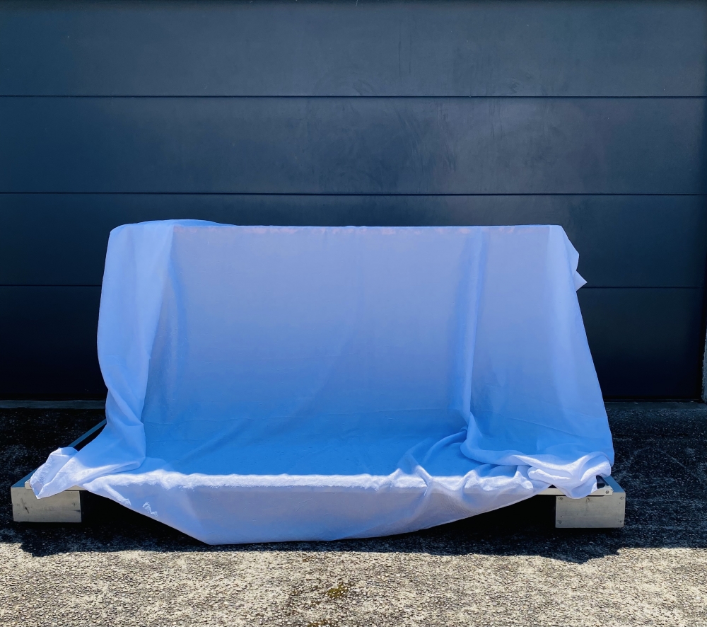 Table à repasser pour faire disparaître la partenaire 