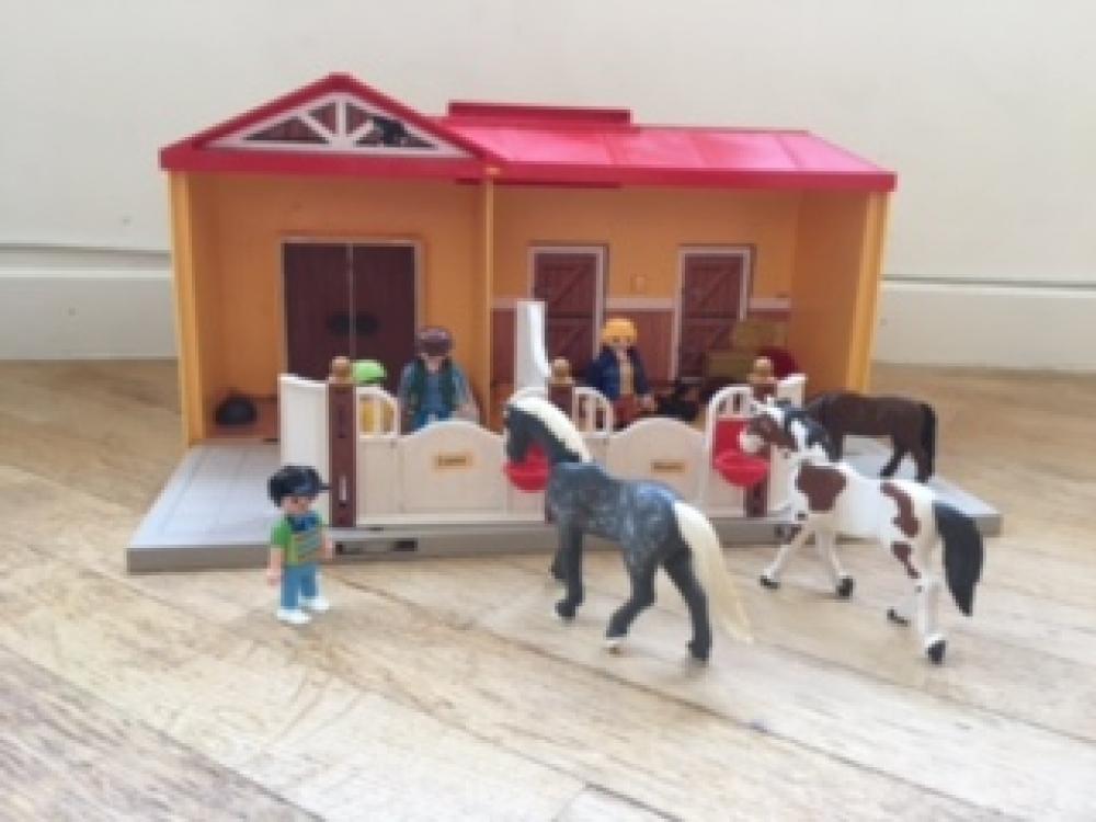 Ecurie Playmobil + cavaliers et chevaux