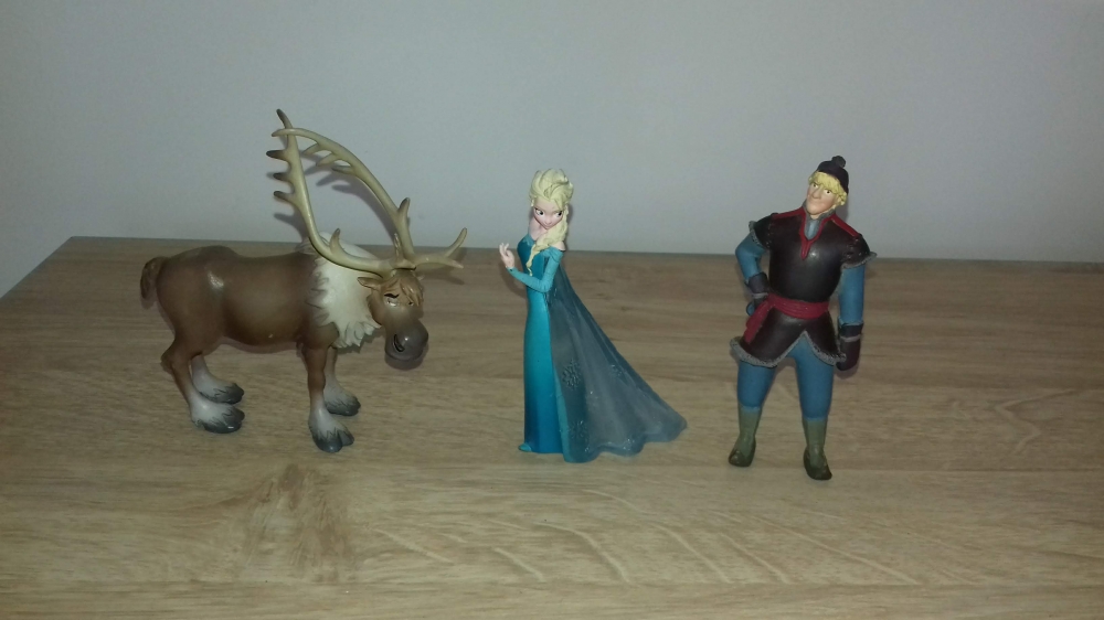 Lot de figurines reine des neiges