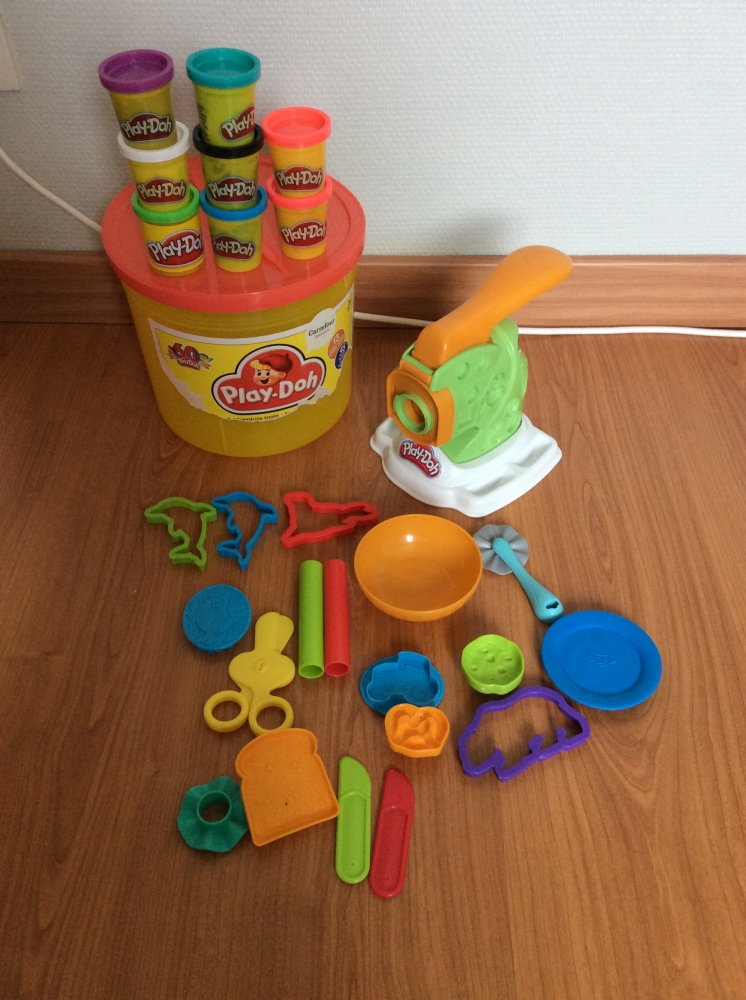 Seau contenant des pots de pâte à modeler avec accessoires et emporte-pièce 