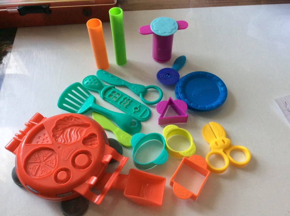 Seau contenant des pots de pâte à modeler avec accessoires et emporte-pièce 