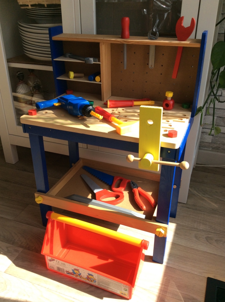 Etabli en bois avec outils et caisse à outils 