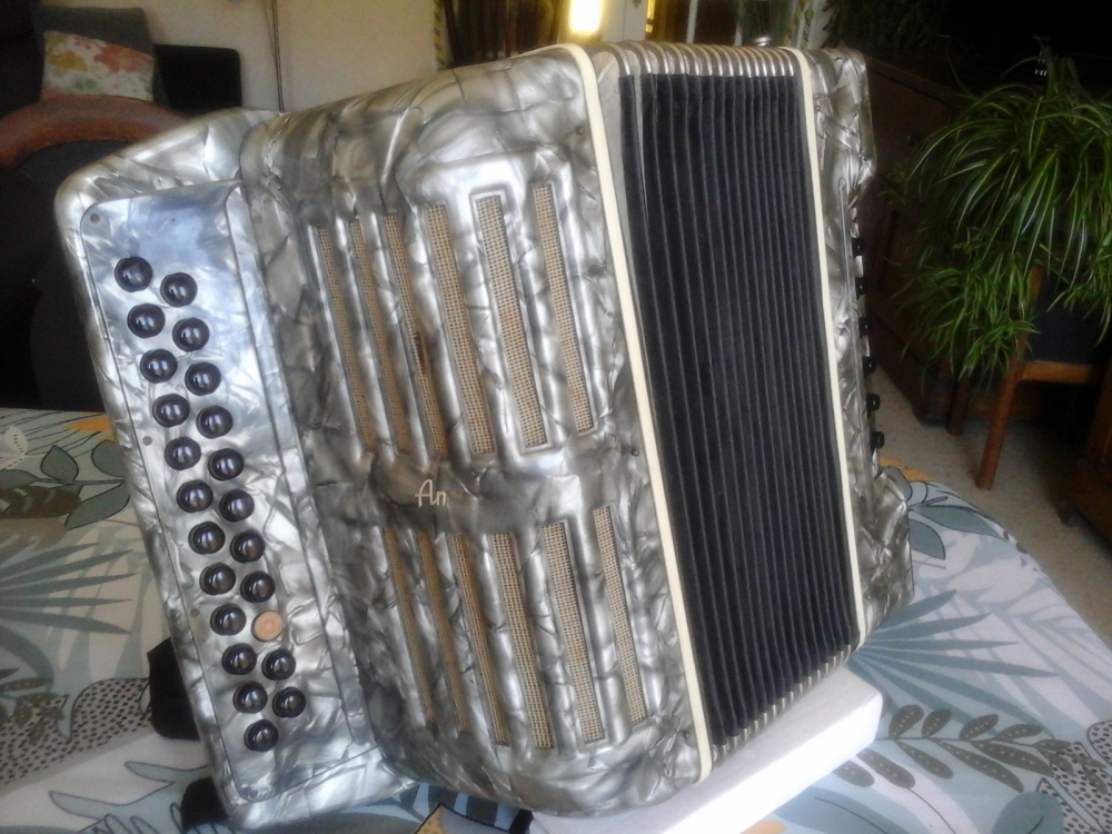 ancien accordeon chromatique    (MAX SPRAUGER  KLINGENTHAL SA)
