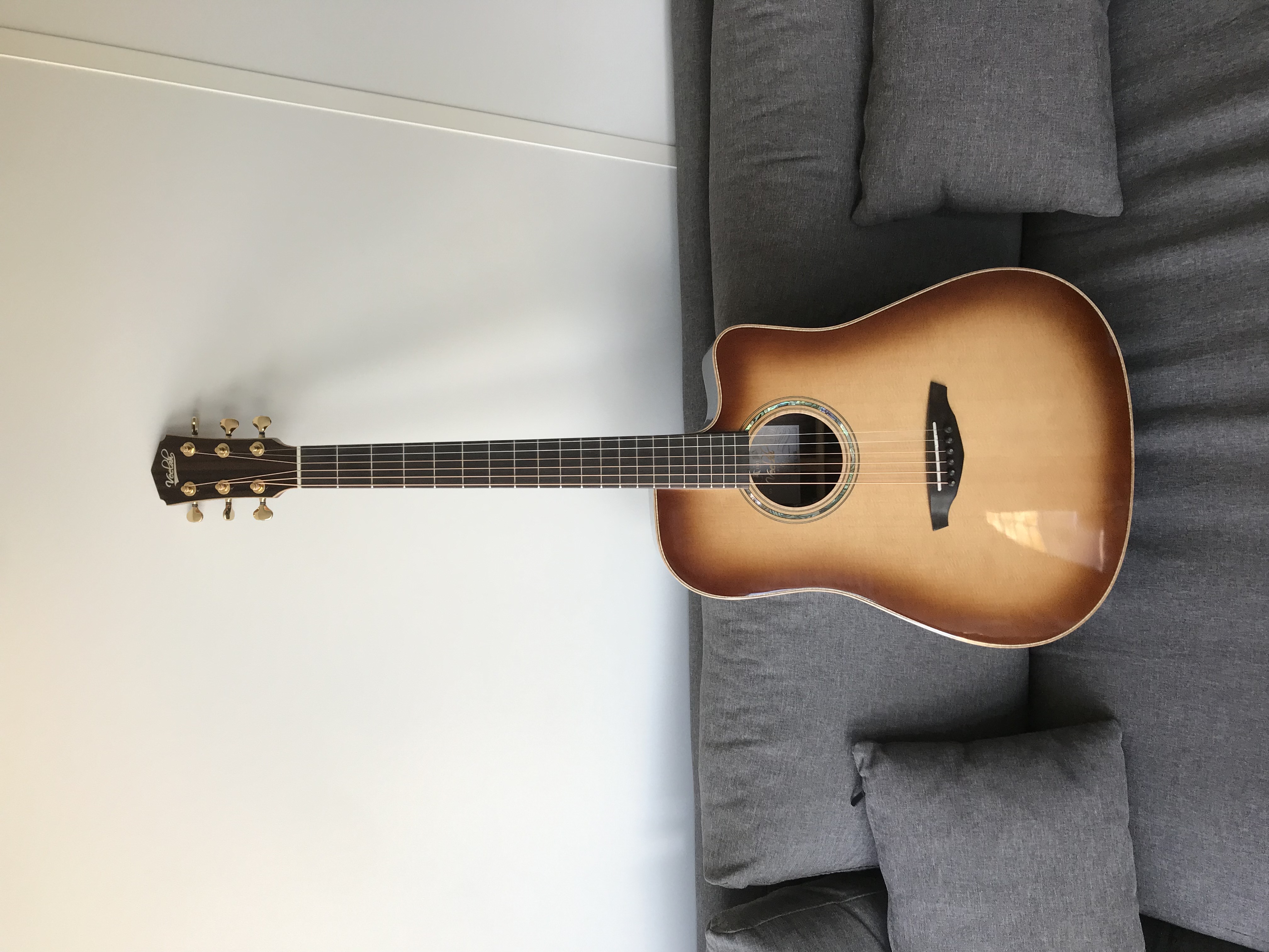 Guitare Folk Dreadnought Electro-acoustique Veelah V8-DCE-SB Sunburst Très bon état -  reconditionné disponible sur Zic Ethic
