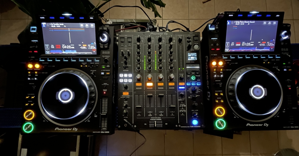 2 CDJ 3000 nxs  1 DJM 900 NXS2