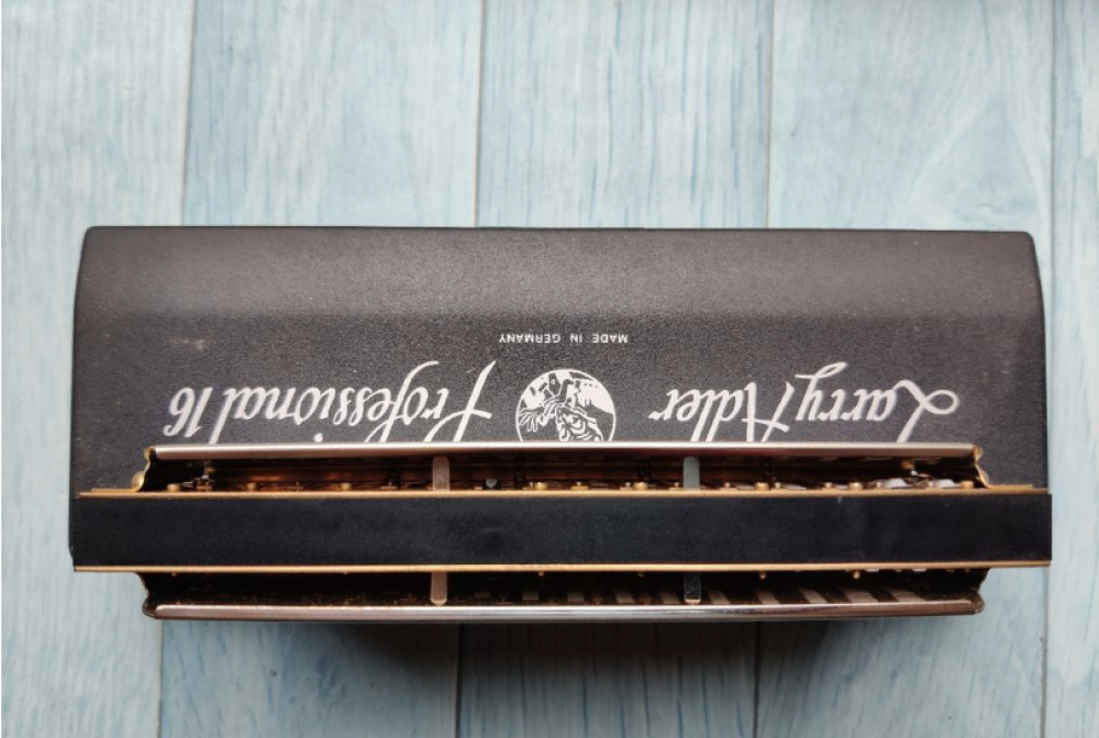 Harmonica chromatique \"The Larry Adler Professional 16\"