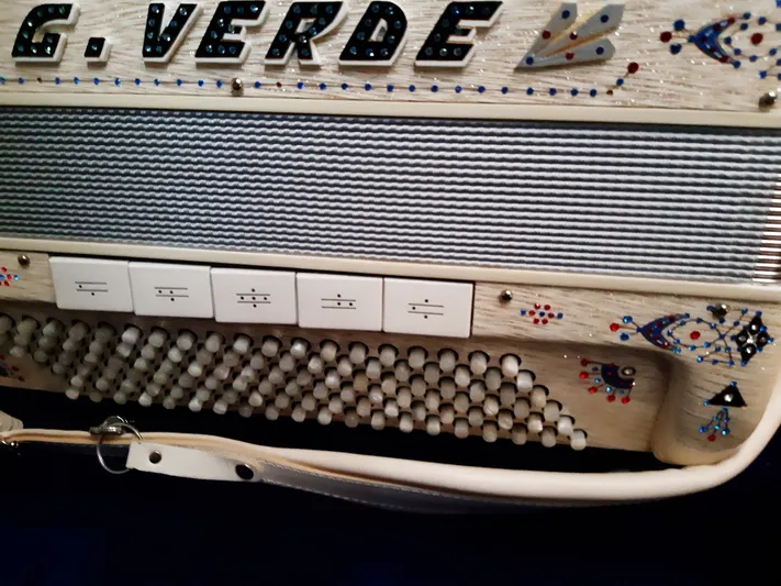 Acheter Accordéon chromatique Verde Rhapsodia Très bon état - 2500,00 € Accordéon chromatique Verde Rhapsodia Très bon état - reconditionné disponible sur Zic Ethic