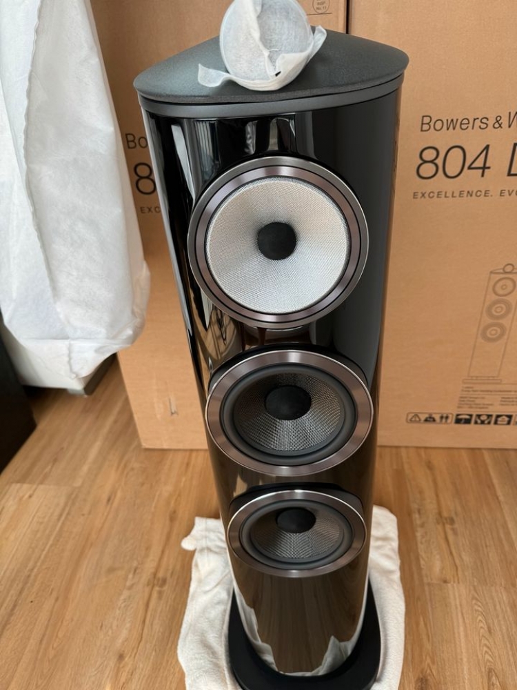 Enceintes Bowers & Wilkins 804 D4