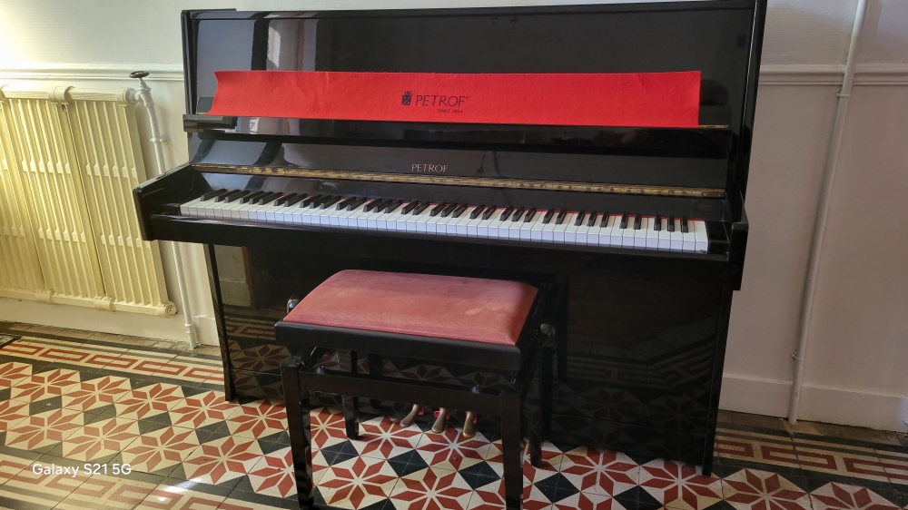 Piano droit Petrof 115-II