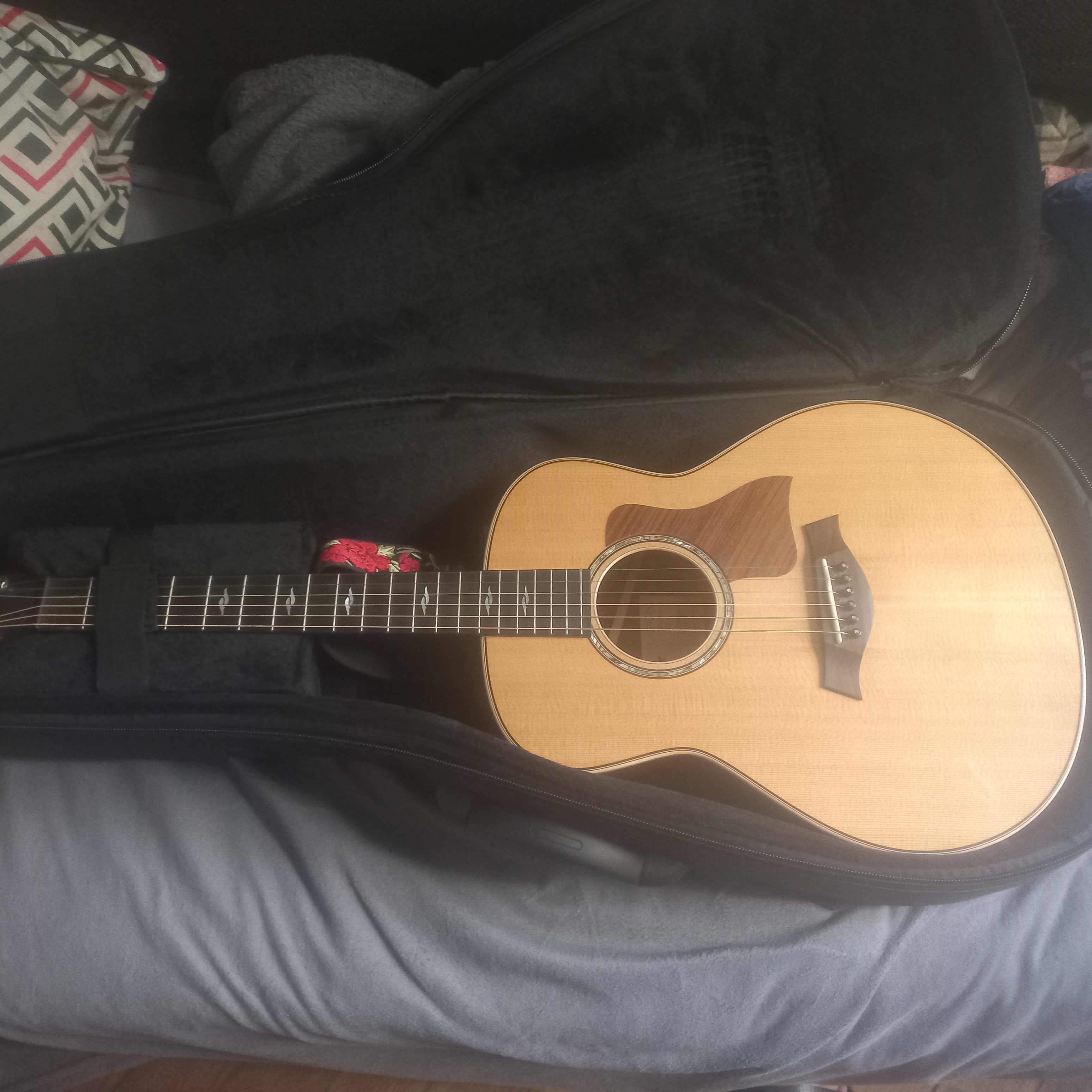 Guitare Taylor GT 811e Très bon état -  reconditionné disponible sur Zic Ethic