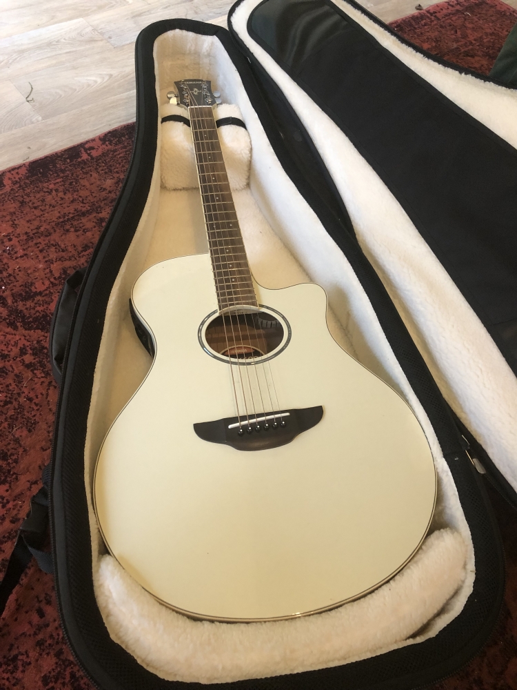 Guitare Yamaha APX 600