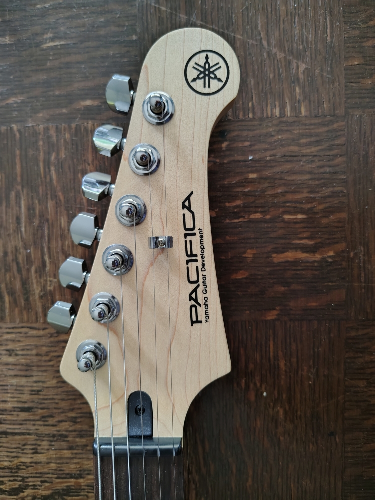 Guitare électrique Yamaha Pacifica 112V-YNS