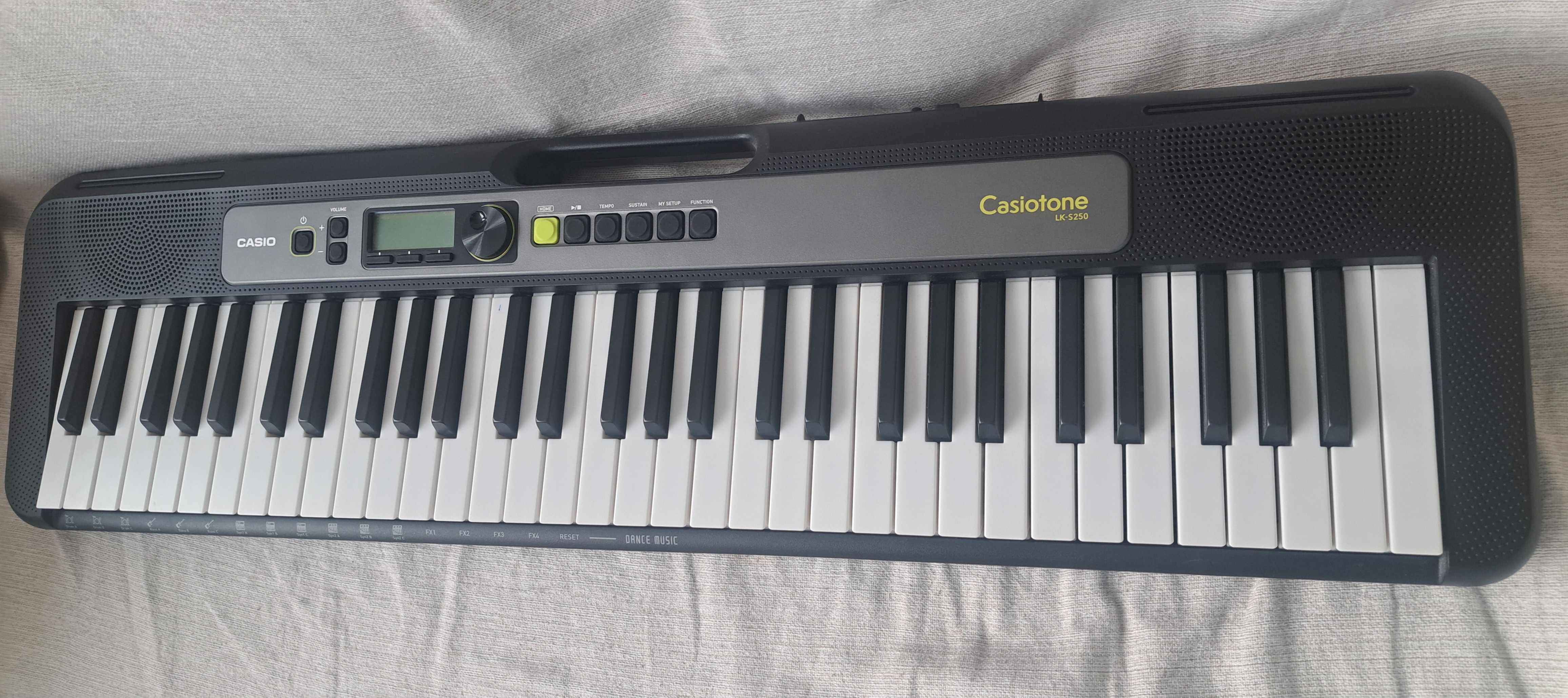 Piano électronique Casio  LK-S250 Très bon état -  reconditionné disponible sur Zic Ethic